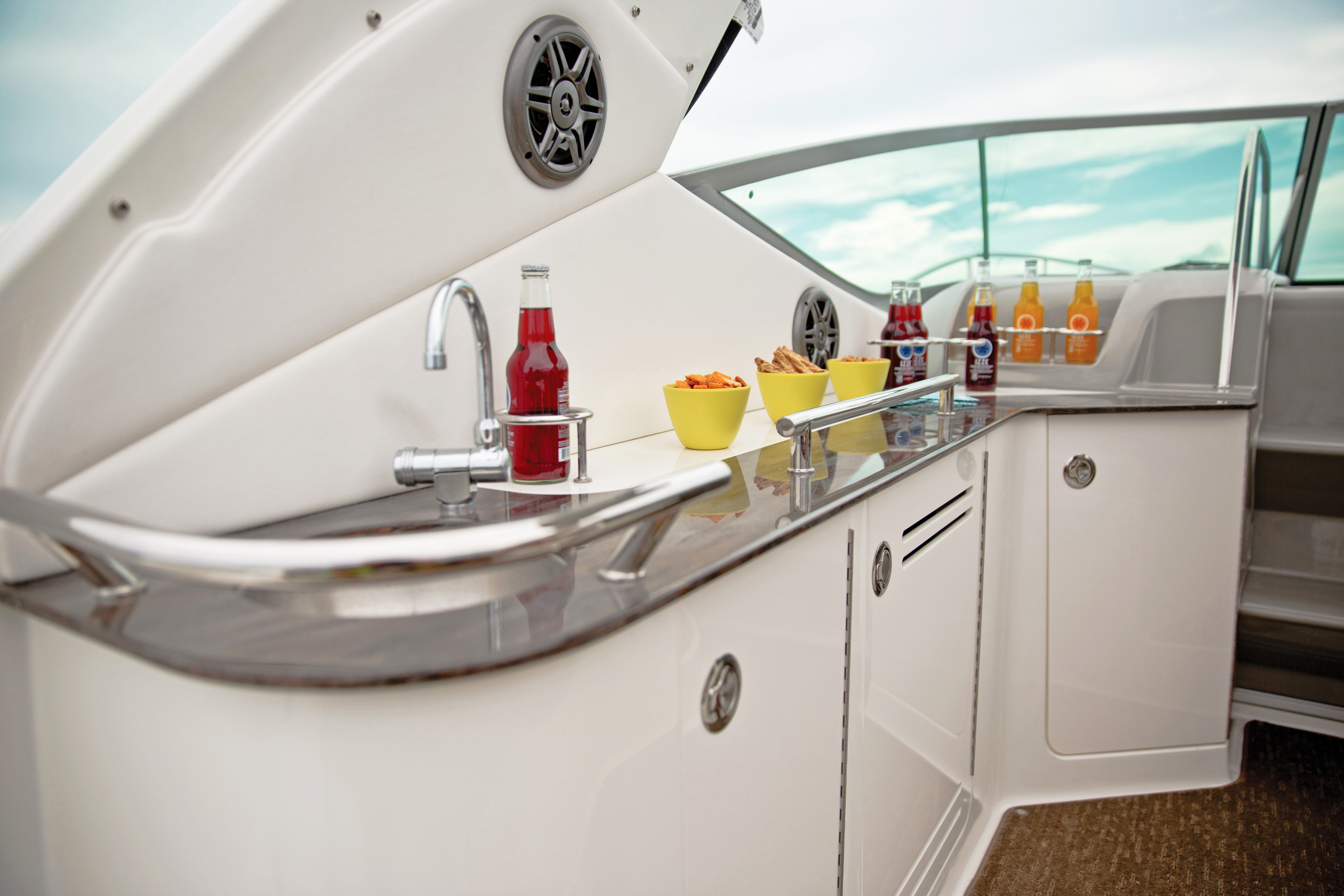 330 SunDancer Features 26519.jpg